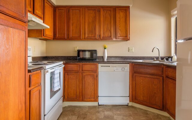 2 BR Apt w/ Pool, Laundry & Wifi by Frontdesk
