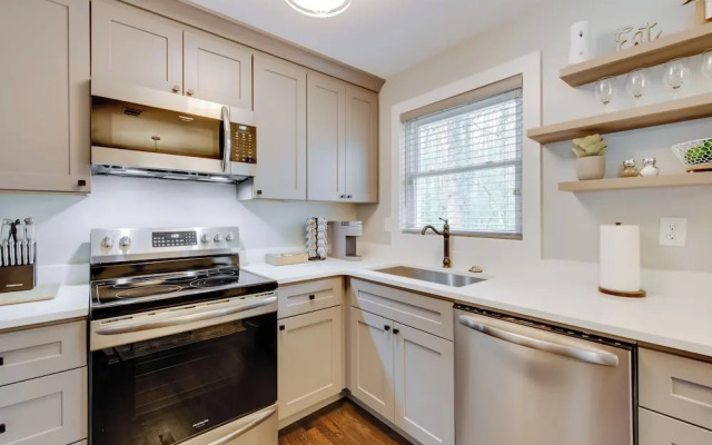 Pet-friendly Home ~ 6 Mi to Downtown Atlanta!