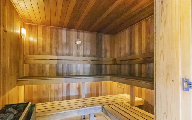 Chic 1-bed With Balcony Views and Amenities