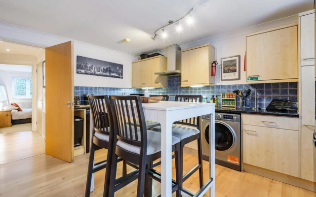 Stylish 2 Bedroom Apartment Central Exeter Parking on Site
