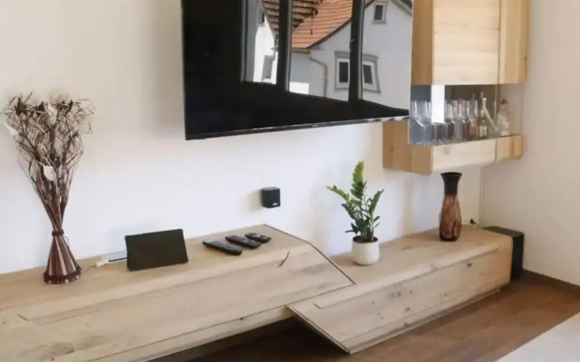 Welcoming Apartment Near Lake