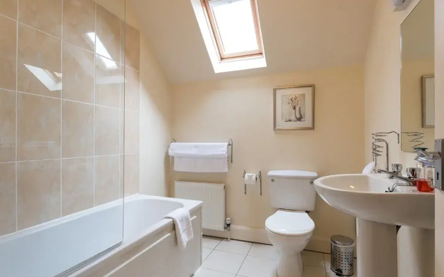 4 Bedroom pet Friendly Home With Pool Access