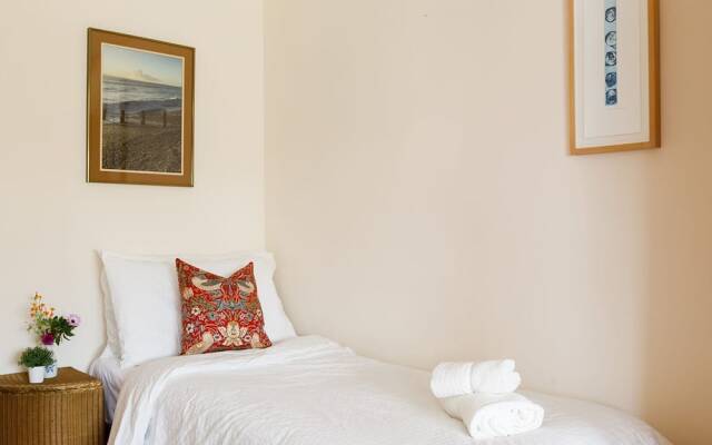 Sunny Seafront Chalet - Sleeps 6