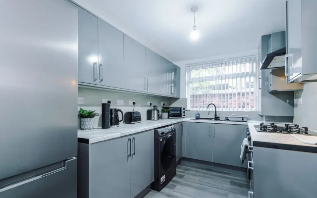 Cosy 2 bed house - 15 minutes from City