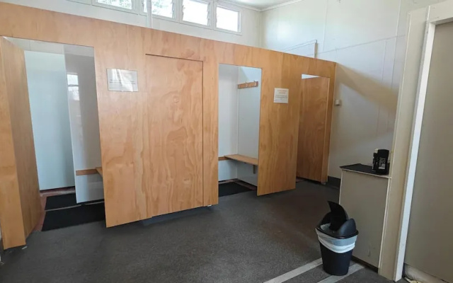 Backpacker in Chanel Coourt – Hotel Rooms – Masterton