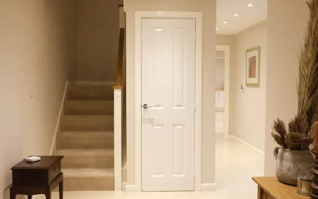 Bicester Villa - 6 Bed - Sleeps 14