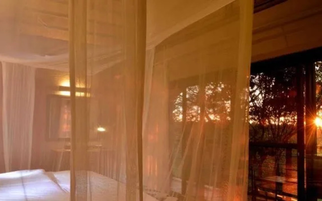 Victoria Falls Safari Suites
