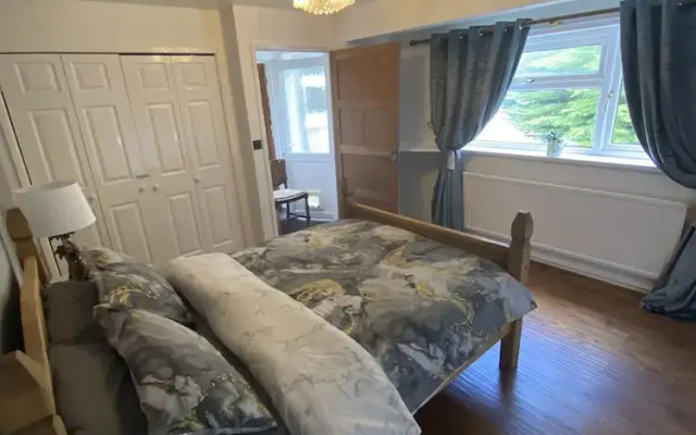 Stunning Beautiful 4-bed House in South Wales