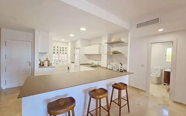 Coastal Retreat-sleeps 8, Sea View, Pool & Parking