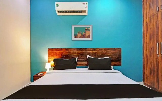 OYO 85695 Royal Hotel