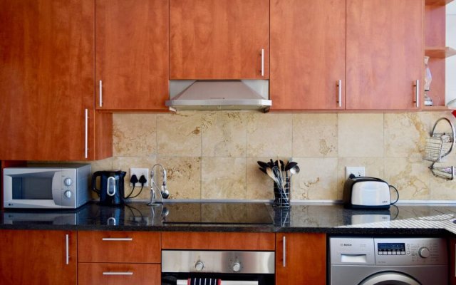 Sunny 2 Bedroom Apartment by The Company's Gardens