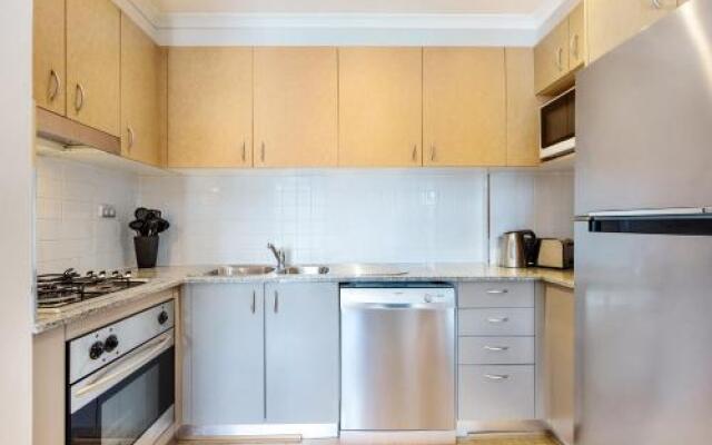 Surry Hills Fully Self Contained Modern 1 Bed Apartment (1012ELZ)