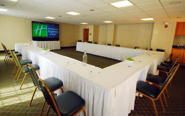 Holiday Inn Express Hotel & Suites Warrenton by IHG