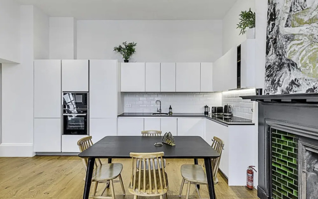 Vibrant 2-bed Flat: Acton's Best Stay!