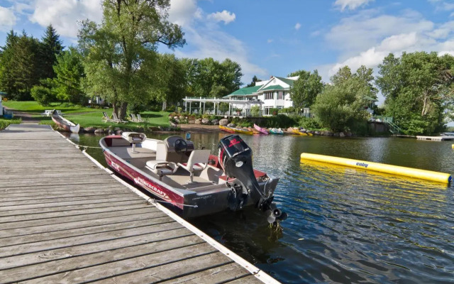 Elmhirst's Resort - On a lake