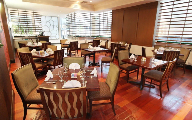 Sawgrass Grand Hotel and Suites Sports Complex