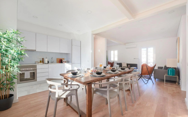 Deluxe Apt at Amazing Prime Location, By TimeCooler