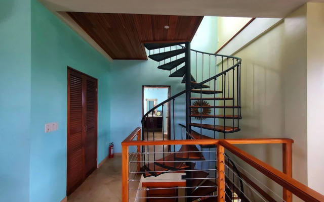 Lucky Duck Villa - Private Beach Escape