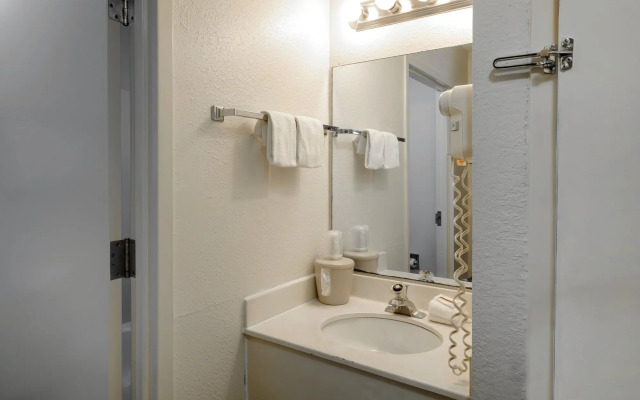 Red Roof Inn & Suites Savannah Airport