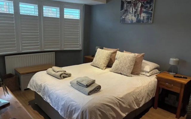 Spacious 4-bed House Close to LHR and London