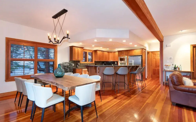Luxury 5 Bedroom Blueberry Chalet