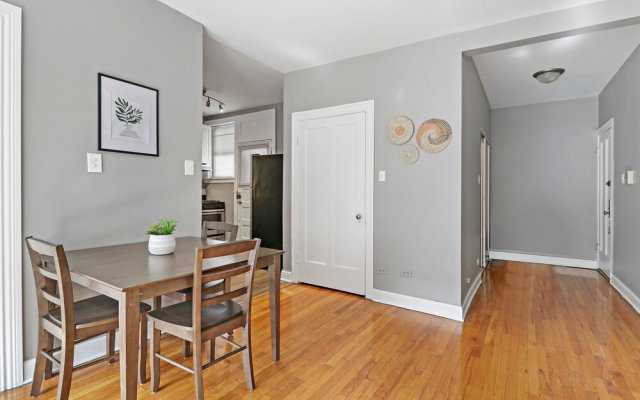 3BR Sunny and Spacious Apt in Lakeview