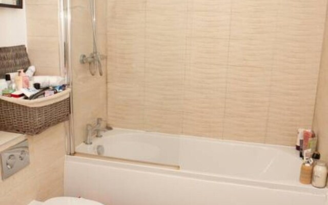 Modern 1 Bedroom Whapping Flat