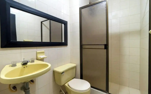 Hotel Axis Inn By GEH Suites