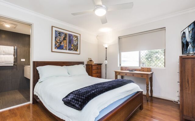 Coogee Beach With AC Close To Beach And City