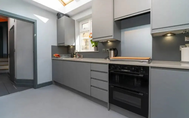 Host Stay Queens Maisonette
