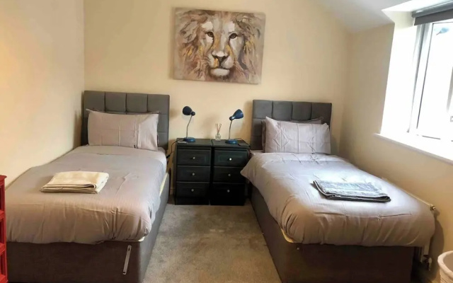Entire Two Bedroom Detached Coach House