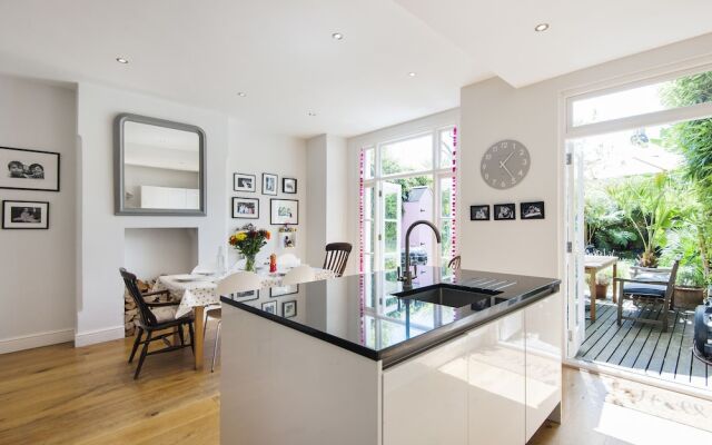 Enchanting Southfields Home by King George's Park
