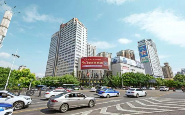 Guizhou Fengrun Karst Hotel (Jiaxiu Tower Qingyun Market Store)