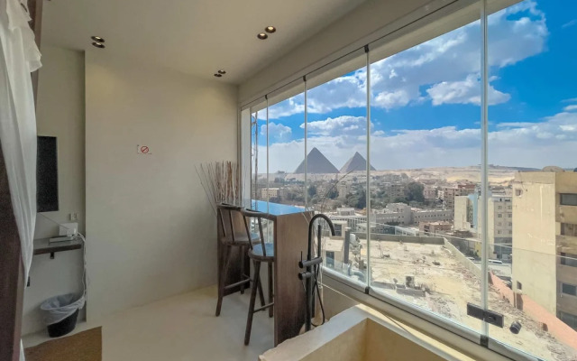 The Pyramids Horizon Studio w/ Bathtub