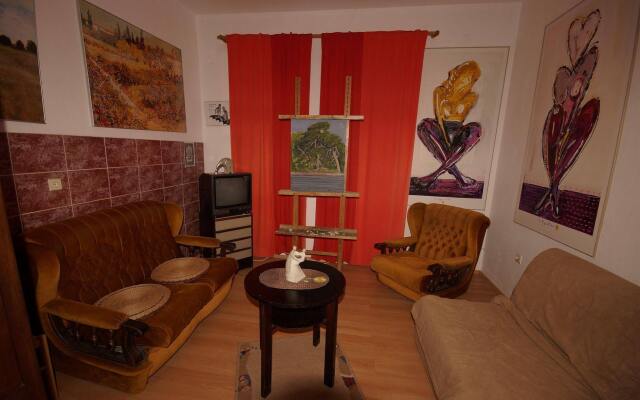 Laros Apartments