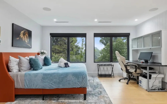 Luxury Clarendon 4-BR Homestay - McVeigh