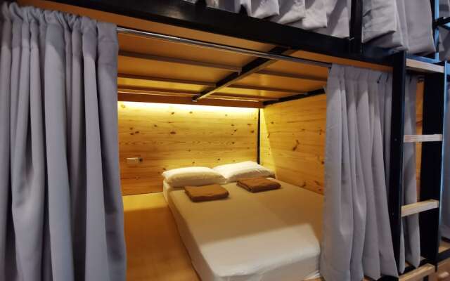 Murals Sleepbox Capsule Hostel - Adults Only