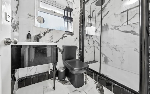 Luxe Stays - Sleeps 7 - Jacuzzi