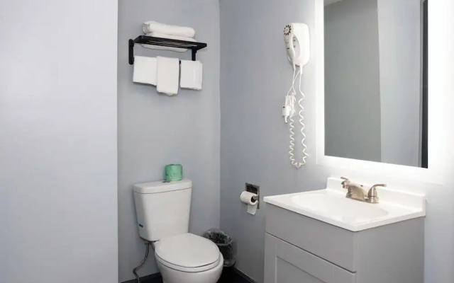 Hillsboro Inn & Suites