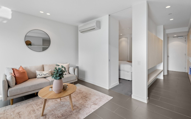 Chic City Escape With Pool, Gym & Parking – Guest Rooms – Melbourne