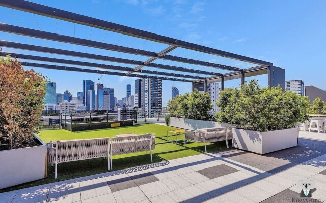 South Brisbane Spacious APT + Free Parking Qsb023