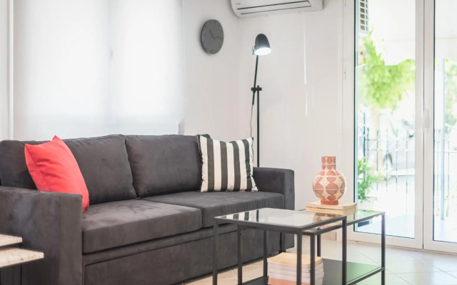 2 stops to Acropolis - Free Cancellation - Terrace