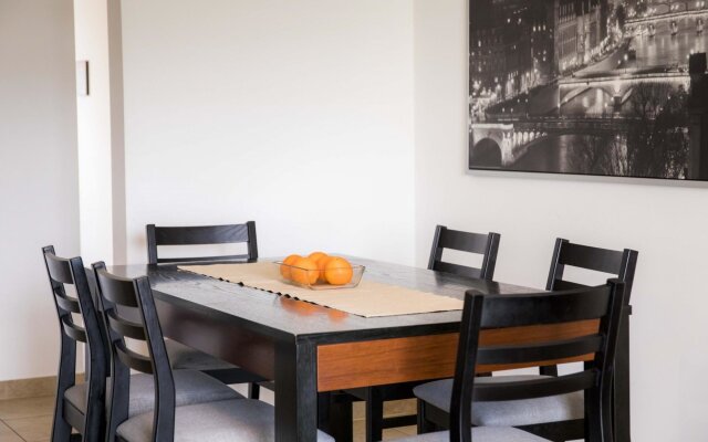 C02 - Luxury 3 Bed With Pool View