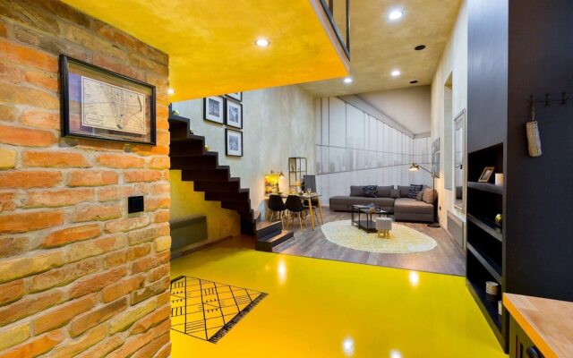 Bright Warwick Chambers Apartment