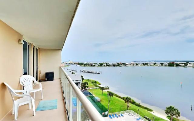 Sabine Yacht & Racquet #8D