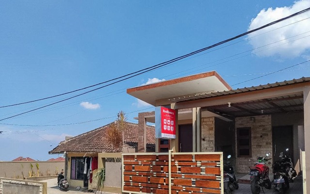 RedDoorz near BNS Batu