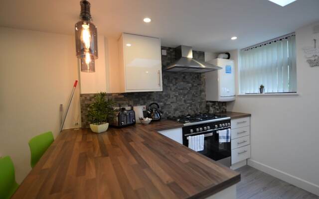 Elegant Holiday Home in Coventry near Lake View Park