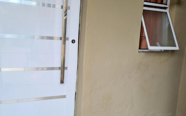 Kitnet casal e apartamento com lareira e vista jardim