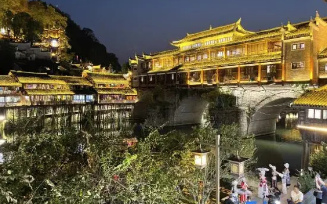 Qingyu Designer Riverview Homestay (Fenghuang Ancient Town Hongqiao Branch)
