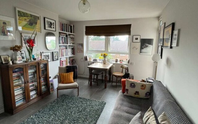 Contemporary 1BD Flat W/balcony - Stoke Newington!